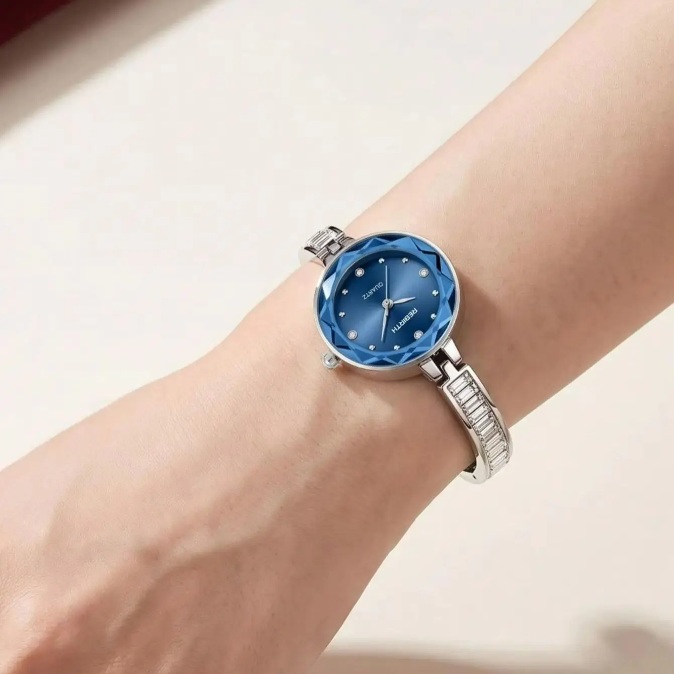 Light Luxury Cut Blue Glass Dial Women's Quartz Watch, Full Diamond-Studded Steel Band, Niche Exquisite Small Round Dial Women's Wristwatch view 4