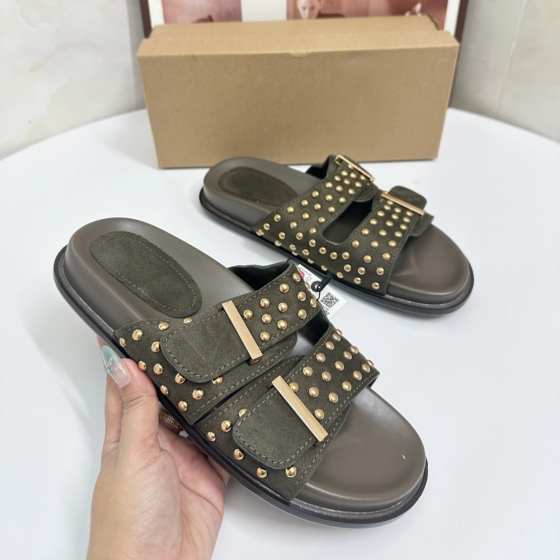 

Женские летние сандалии, мода 2025, новые шлепанцы с заклепками, декор, замшевая кожа, с двойной пряжкой, ремешок с открытым носком, повседневная пляжная обувь