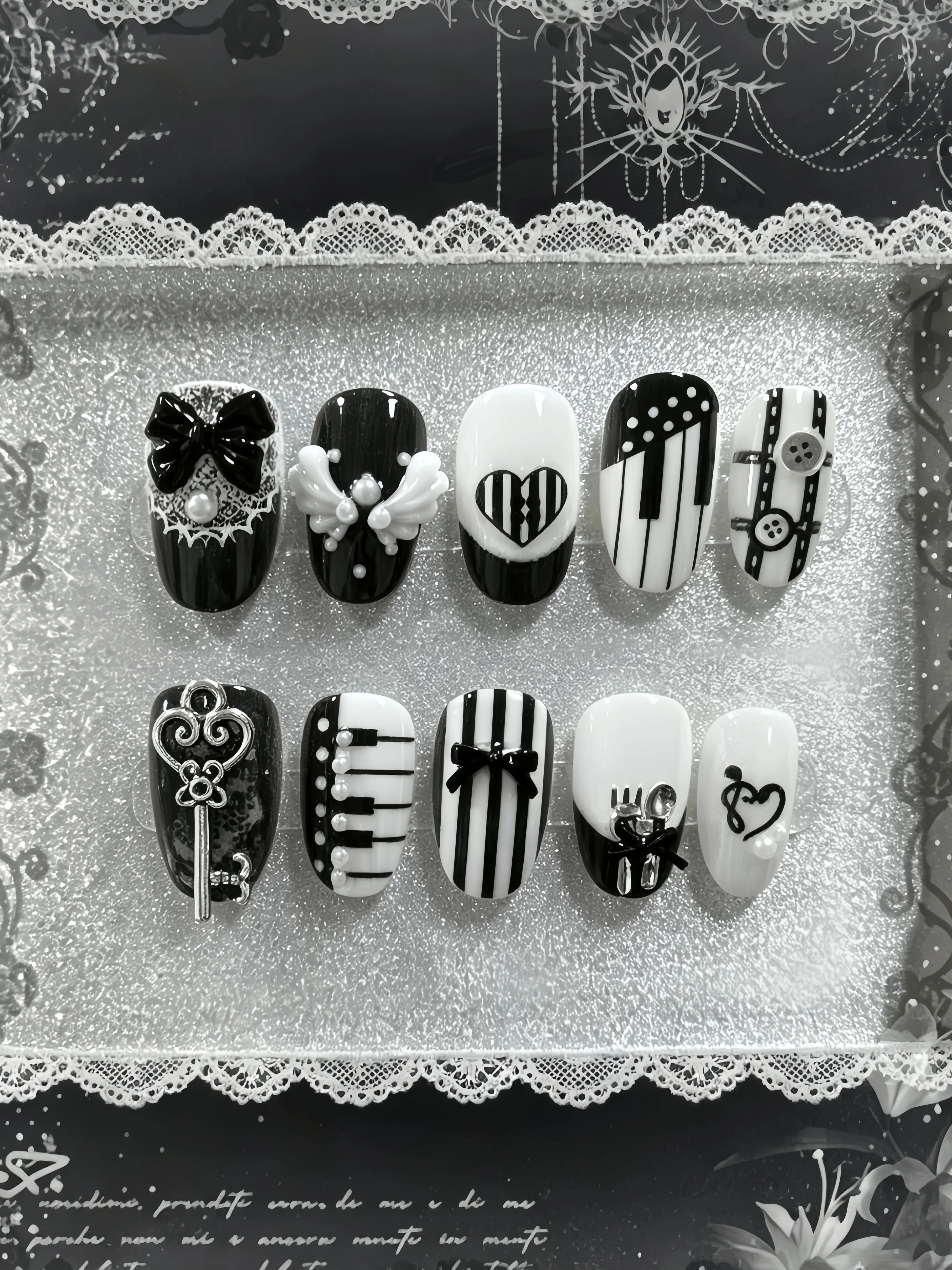 10 kurze ovale Press-On-Nägel im Y2K-Punk-Stil, schwarz-weißes Nagelfarbschema, einfache Gothic-Dekorationen mit Schlüsseln, Herzen und Perlen, Halloween Instagram-inspirierte stimmungsvolle
