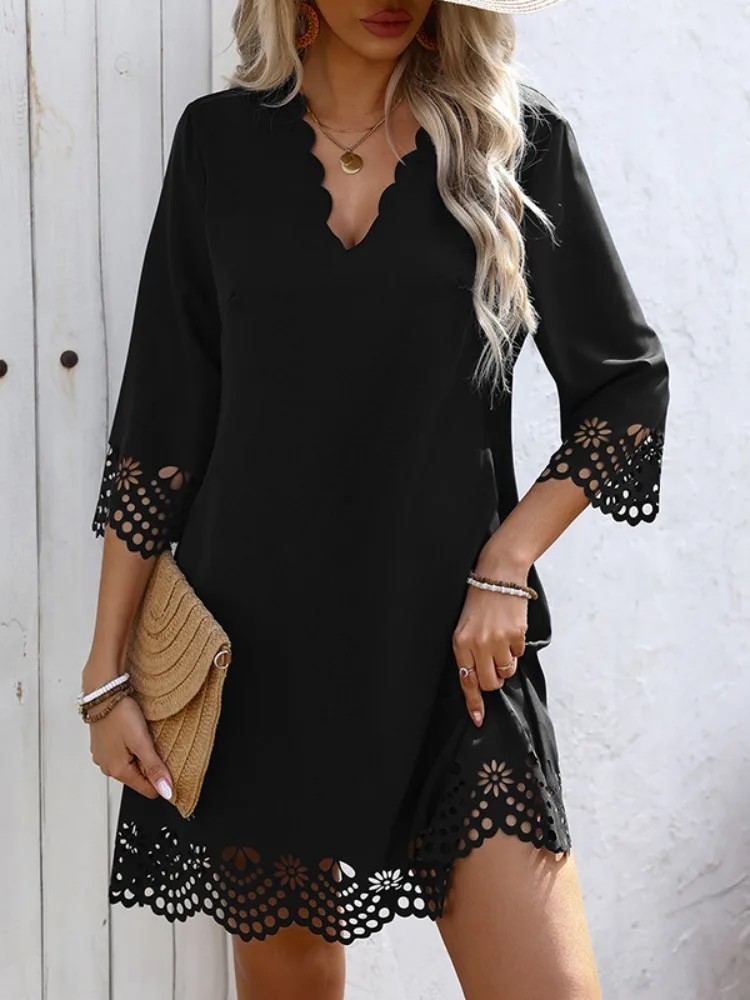 فساتين UOOZEE النسائية الأنيقة المجوفة للحفلات المسائية الصغيرة 2025 فستان مكتب عصري جديد بلون سادة وأكمام واسعة ورقبة على شكل حرف v