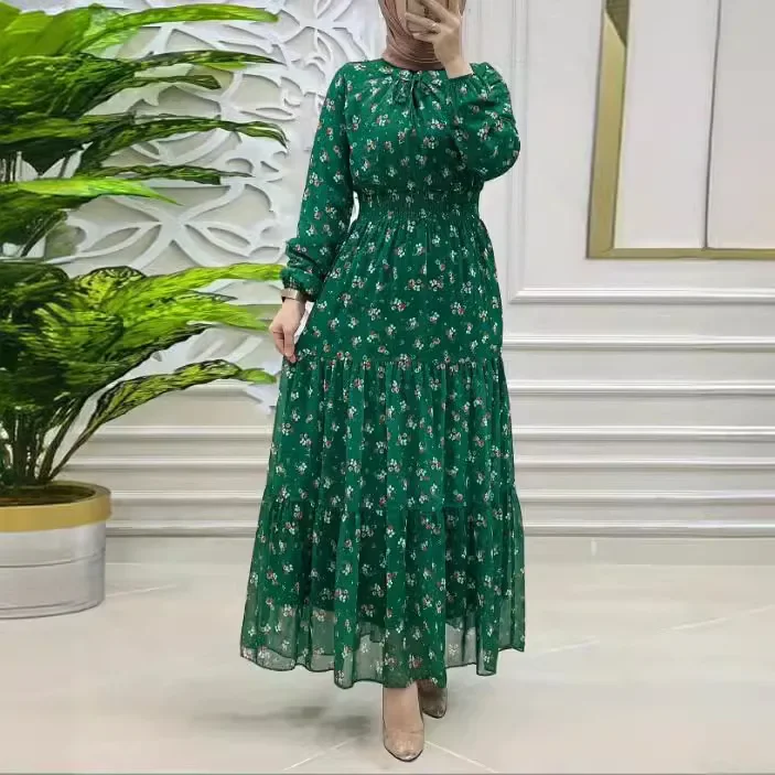 Abaya turco para mulheres, um roupão muçulmano. É um vestido elegante de chiffon de comprimento longo com smocking de flores do Árabe Dubai.