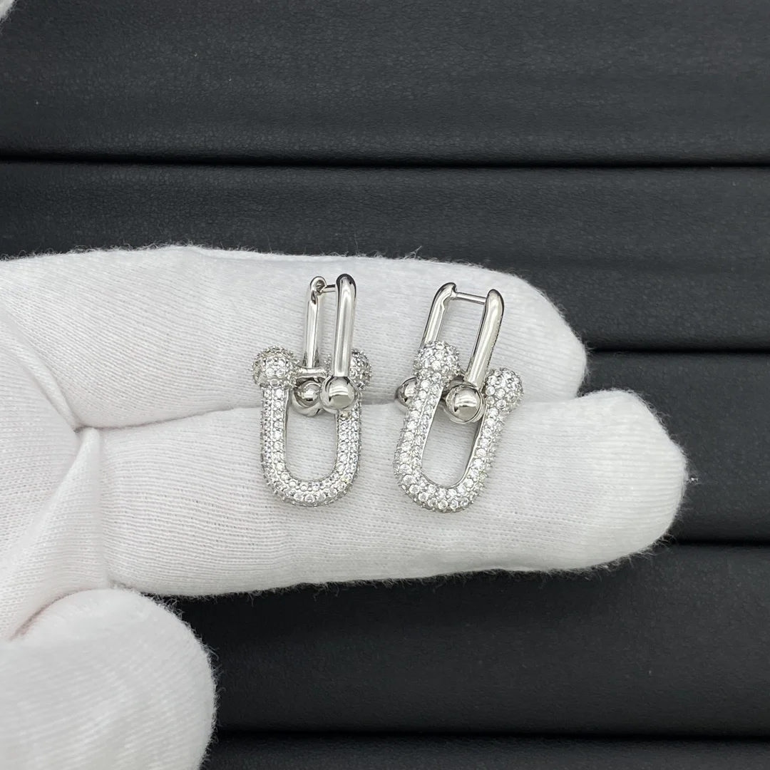 

Серьги с бриллиантами на двойной цепочке TIF объединяют изысканность и гламур