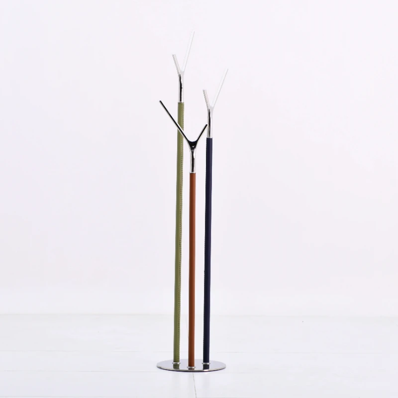 

Современная минималистичная вешалка для шляп и пальто в итальянском стиле с каркасом из нержавеющей стали и отделкой из седельной кожи.