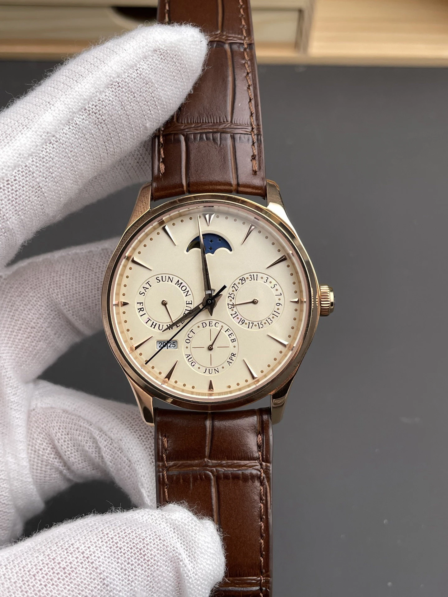 

Customized watch, 39mm, sapphire glass mirror, customized integrated movement, leather strap