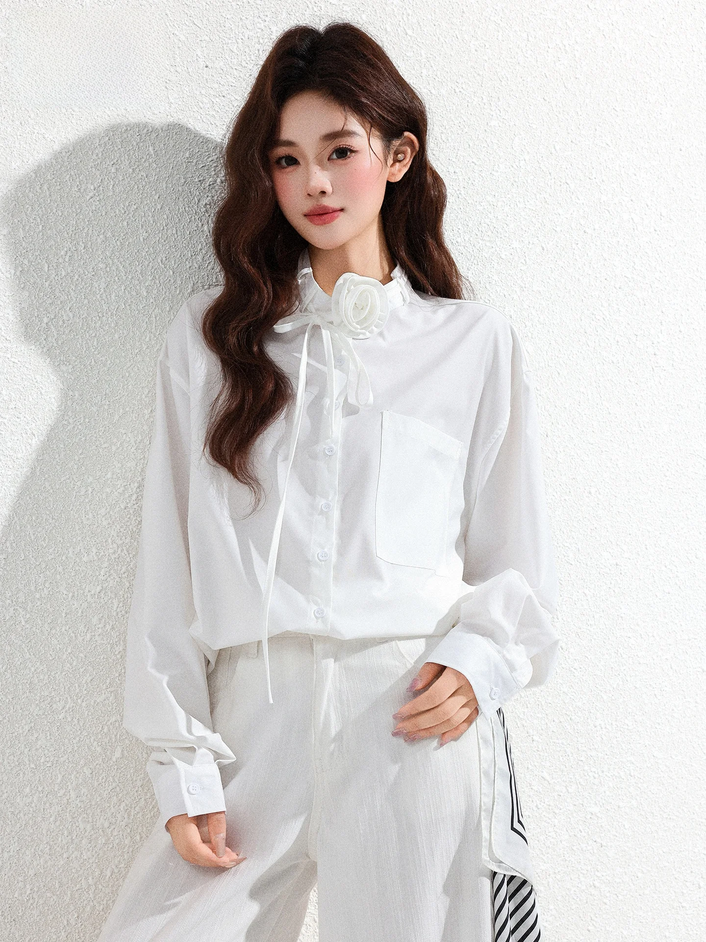 

Белая женская рубашка с длинным рукавом и цветочным принтом, новинка лета 2026, приталенная базовая рубашка-топ в повседневном стиле из смесового полиэстера и вискозы