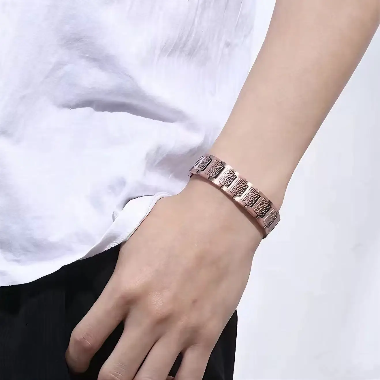 سوار مغناطيسي نحاسي قابل للتعديل للرجال والنساء - هدية مجوهرات للعلاج المضاد للحساسية مع أداة تحجيم، لهجة سوداء حديثة