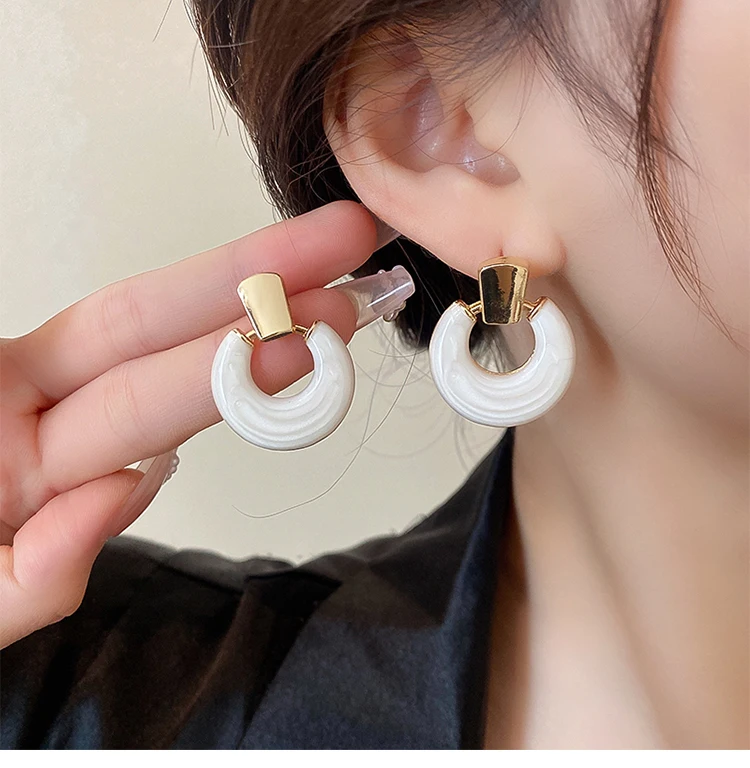 Orecchini a cerchio bianco per le donne orecchini pendenti con temperamento moda coreana esagerati gioielli di personalitร semplice femminile