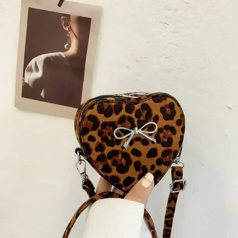 Bolsos de hombro para mujer con cremallera de PU de Color sólido con forma de corazón, bolsos nuevos de leopardo de gran capacidad de alta calidad para mujer, gran oferta 2025