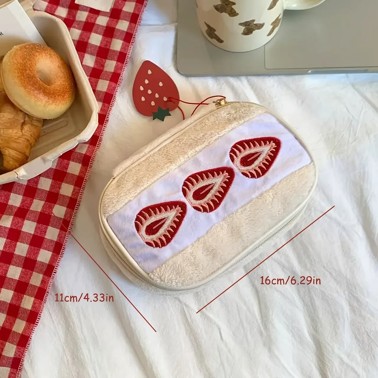 1 Stück Erdbeer-Stickerei-Kosmetiktasche mit kariertem Futter, tragbare Kosmetiktasche, niedliche / koreanische Stickerei-Tasche für Reisen – Detail 1