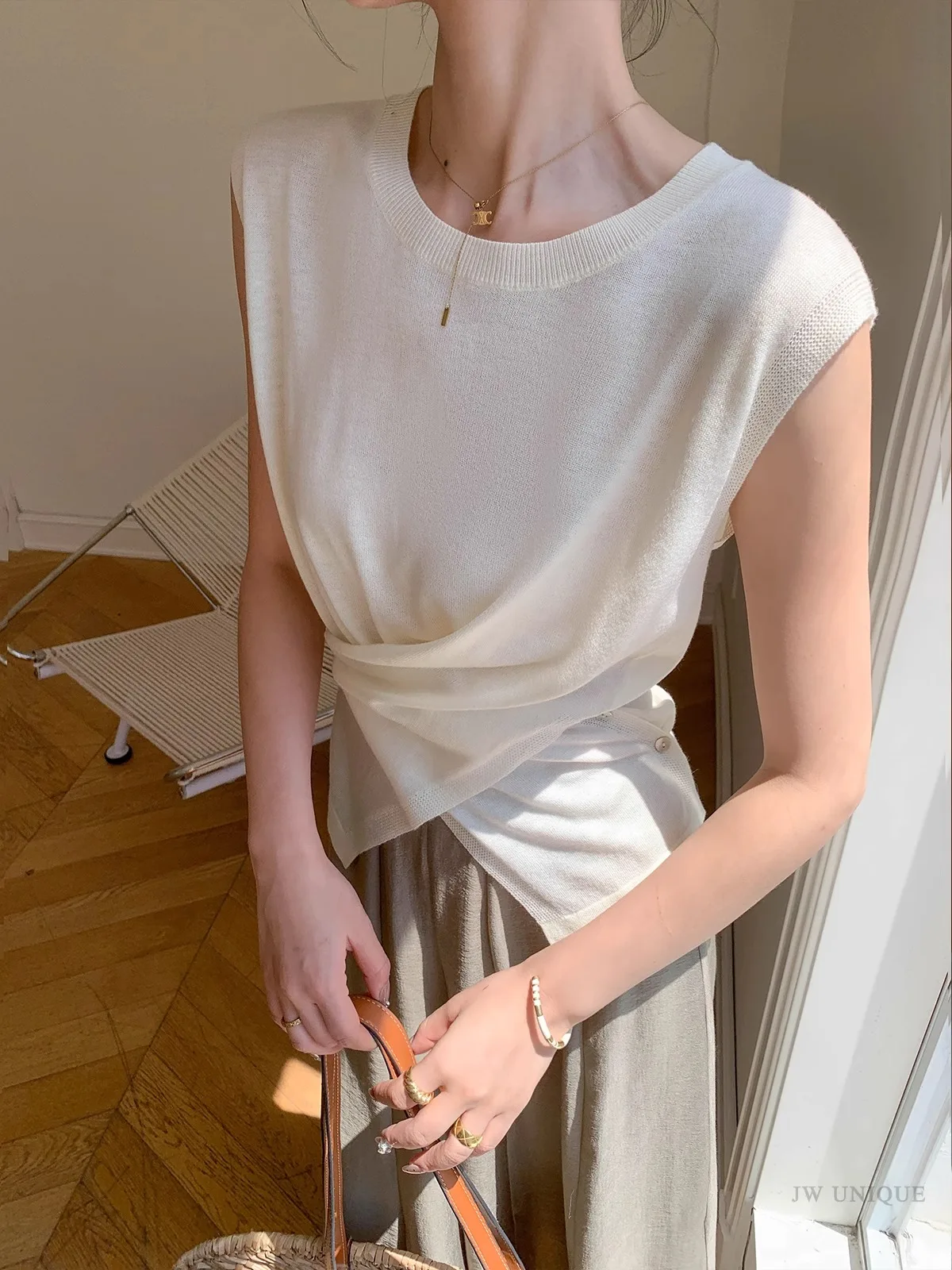 Chaleco de punto cruzado blanco para mujer en verano de 2025, con cuello redondo único y diseño ajustado