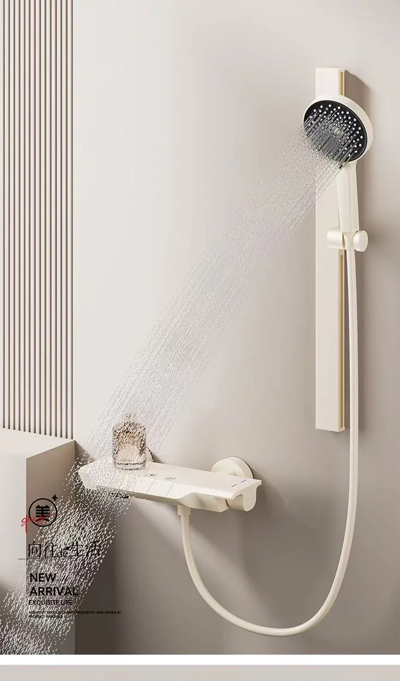 

Система душевой насадки для ванной комнаты. Пространство из алюминиевого материала. Кнопка регулировки душа в ванной комнате. Серая круглая установка. Насадка для душа.