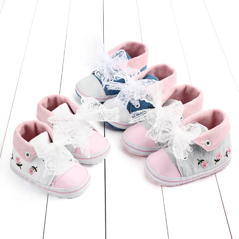 

A Pair of Fashionable Baby Toddler Shoes Embroidered Lace Canvas Shoes