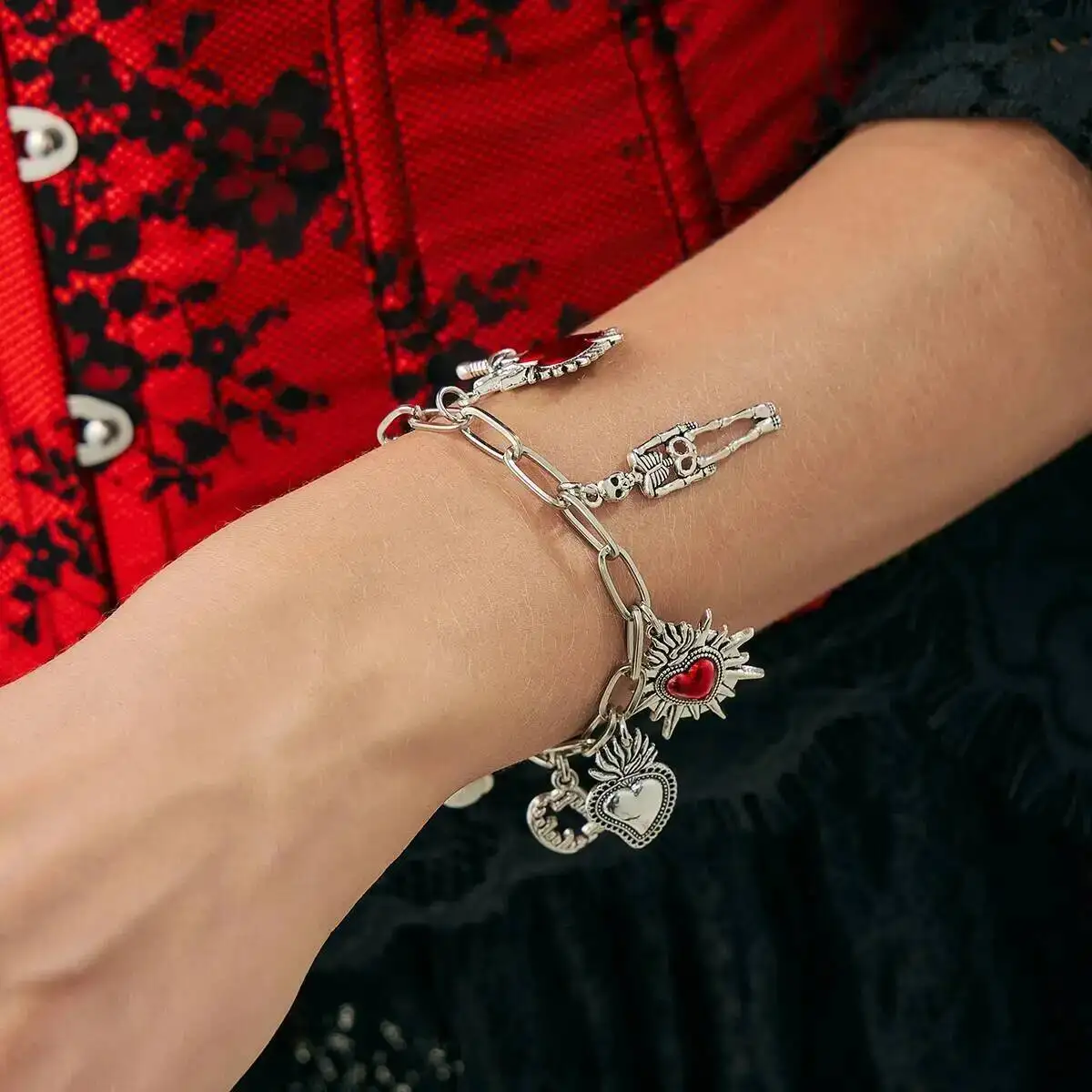 

Gothic Creative Love Heart Human Skeleton Cross Pendant Bracelets Women Vintage Charm Bangles Jewelry Halloween Gift