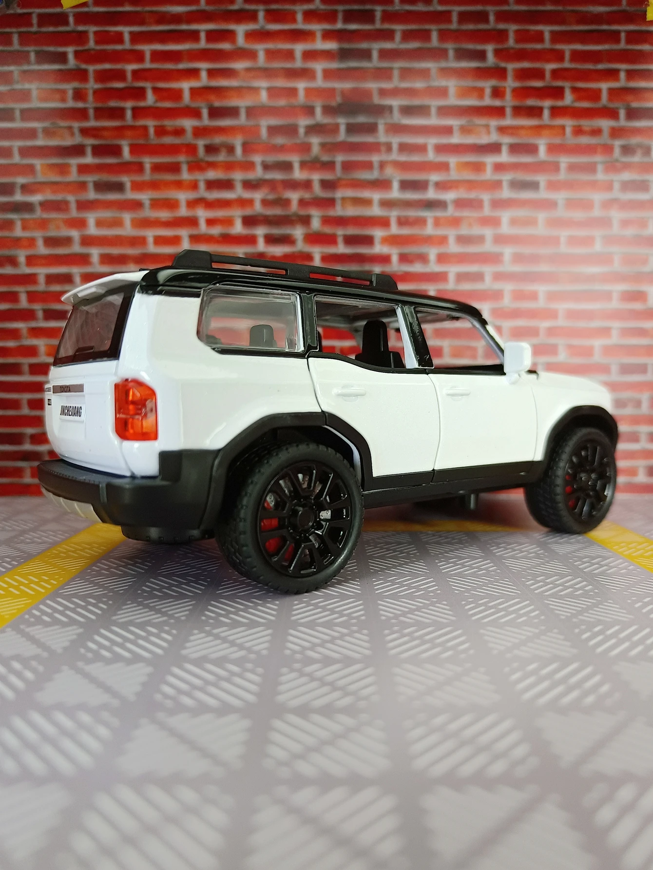 1:32 simulation Toyota Prado alloy car model doors can be opened has sound and lighting functions rich in details finely crafted