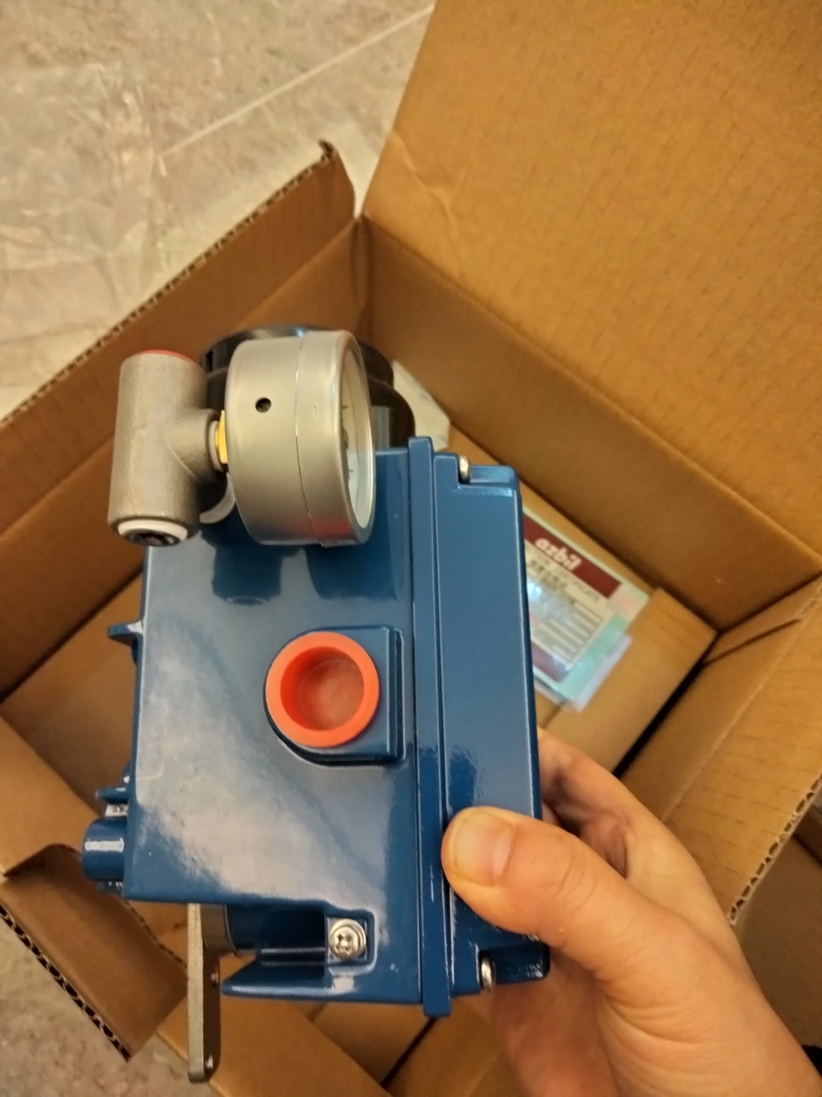 Best Good Stock New Brand  For Azbils AVP200 AVP201 AVP202 Current-Pneumatic Intelligent Valve Positioner for High Temper