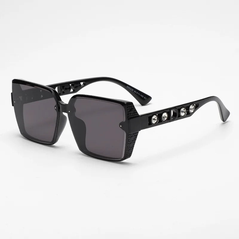 

Luxury Vintage Fashion Women Sunglasses Designer Brand Square Sun Glasses Men Crystal Frame With D Initial Driving Shades