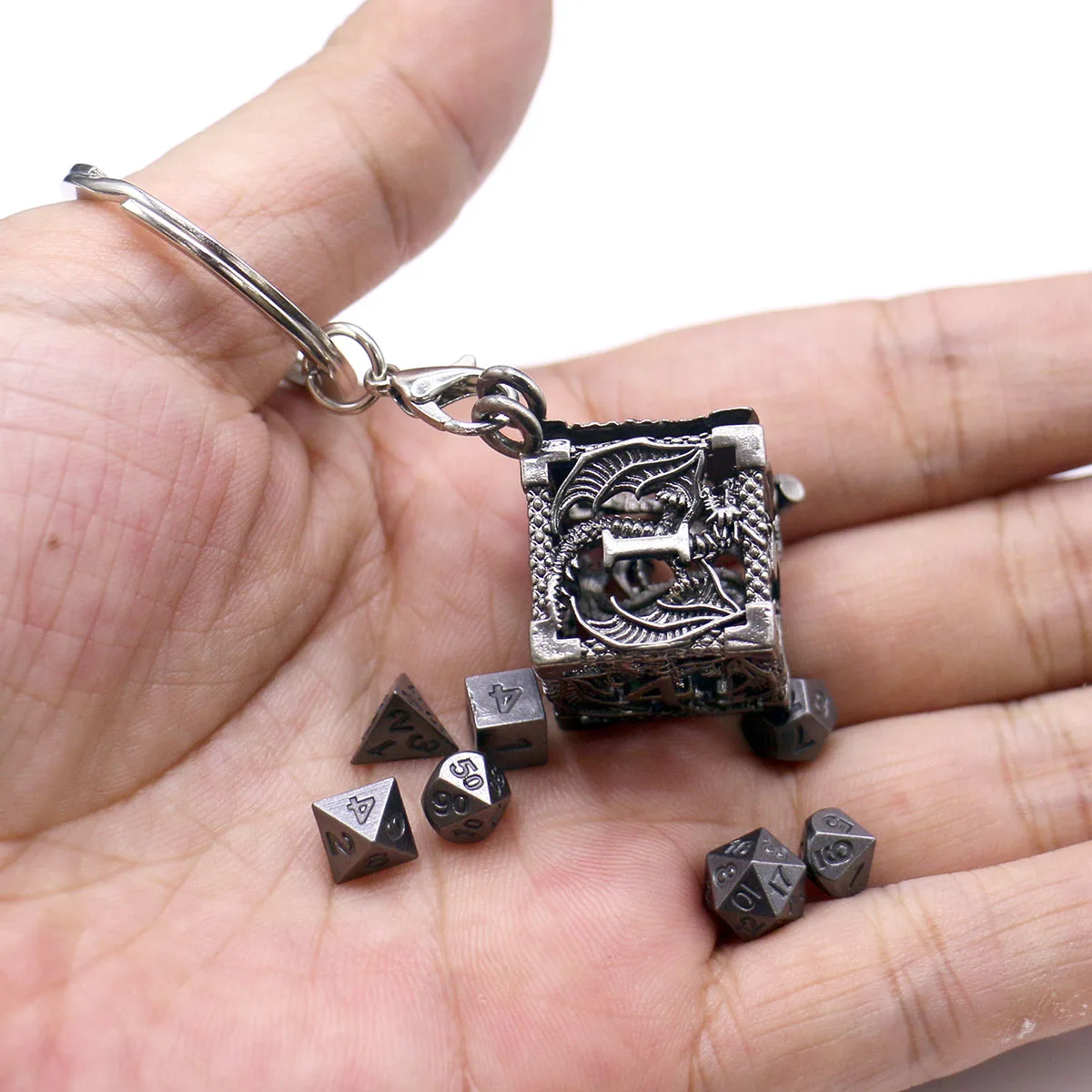 D6 Metallgehäuse + 7 Stück Metallwürfel-Set, tragbares Brettspiel-Würfel-Mini-Set, Gamer-Zubehör – Detail 12