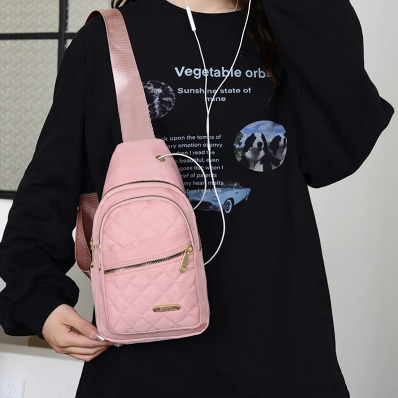Neutraler Rucksack für Männer und Frauen, mit mehrfarbigem, schrägem Stoff und Nylon-Material. Geeignet für Reisen. – Detail 8