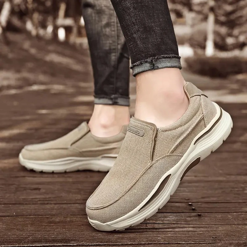 

Мужские повседневные лоферы на плоском каблуке и неглубоким отверстием для ленивых прогулок на все времена года. Лоферы на мягкой подошве большого размера.