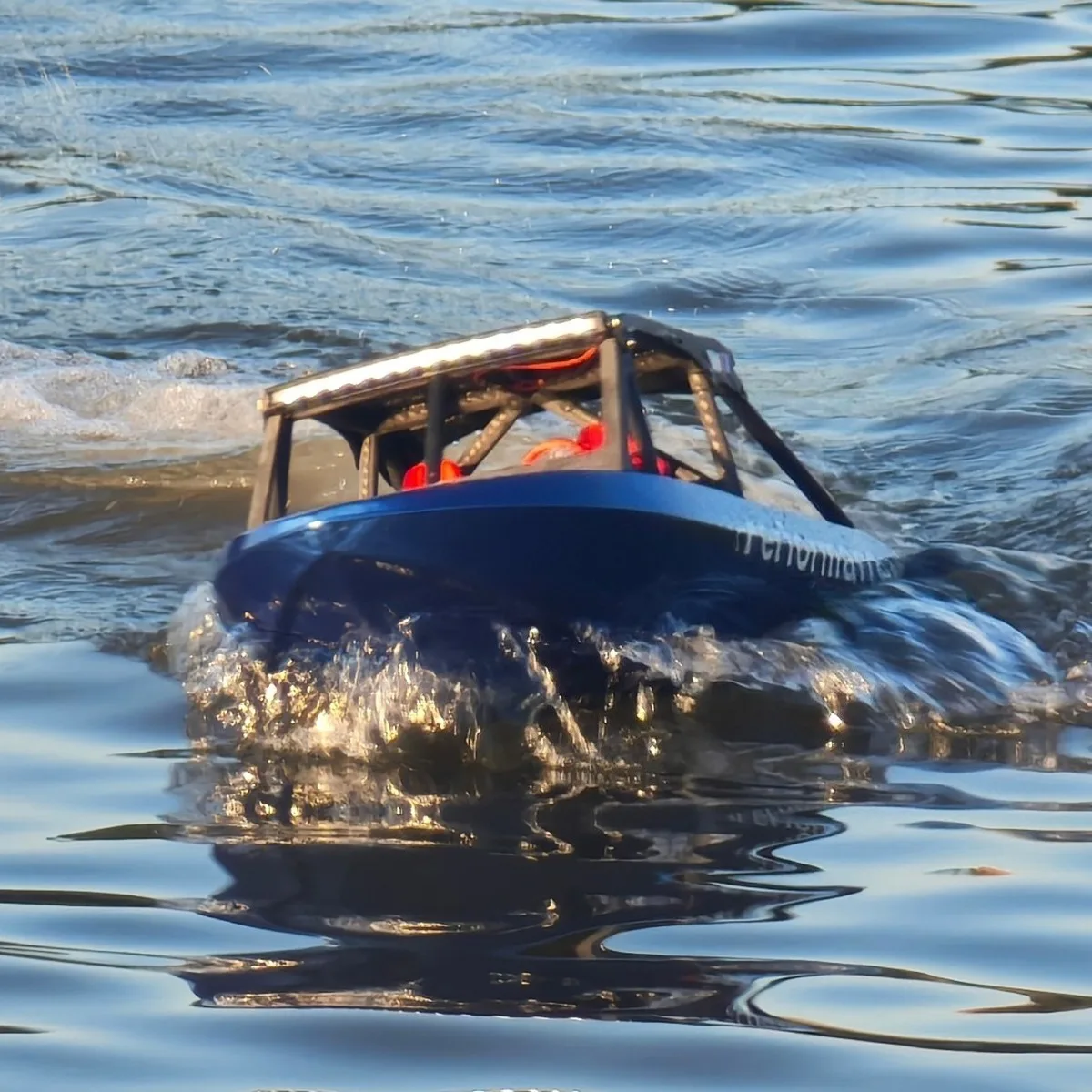 1/6 RC Boot 58,4 cm Simulierte Strahlpumpe Fernbedienung Schiffe Ausgestattet mit Aluminiumlegierung Klingen RC Schiffe Modell RTR Schiff Spielzeug