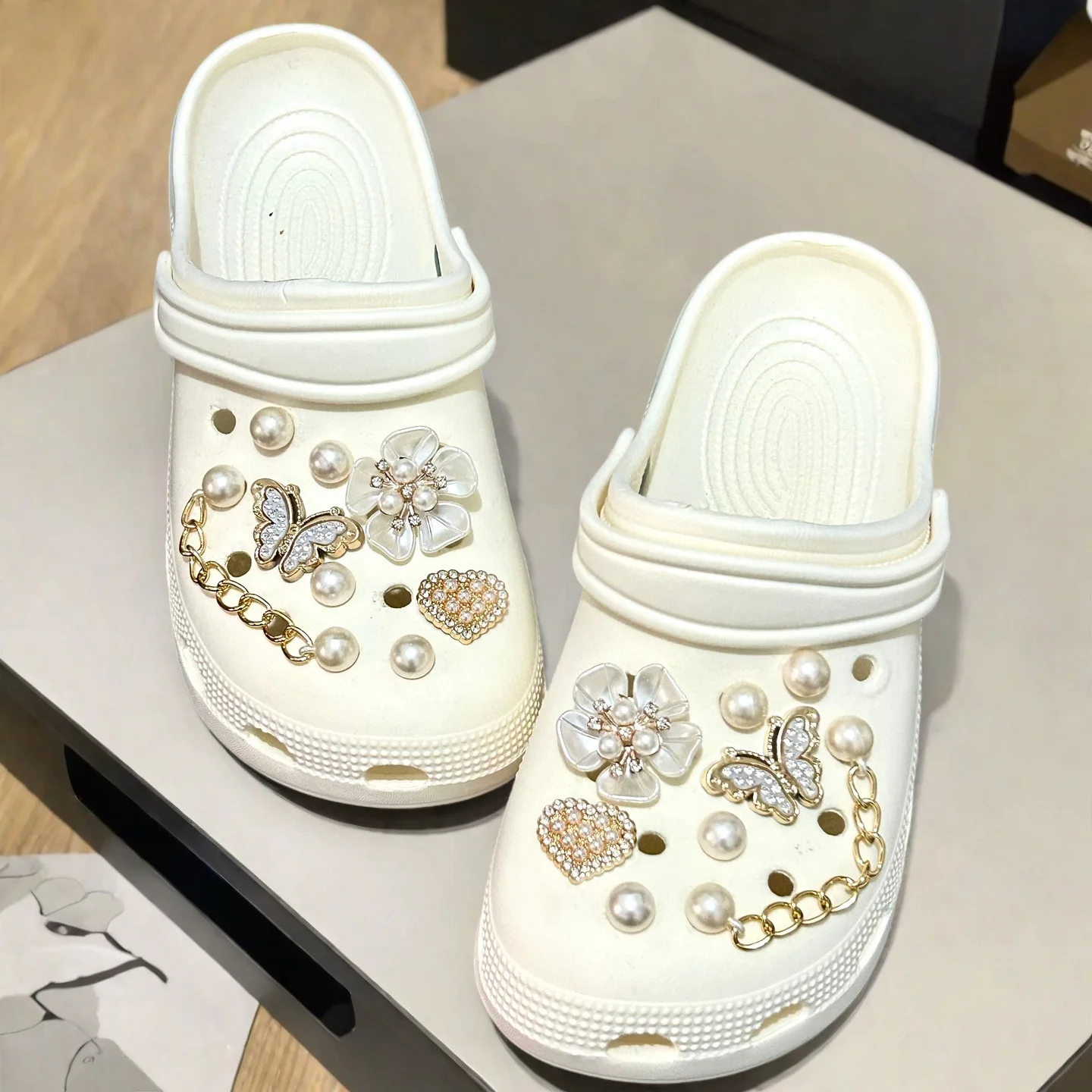 

Набор украшений для обуви: жемчужные банты, цветы, бабочки, ленты, стразы, съемные цепочки, пряжки, аксессуары для обуви.