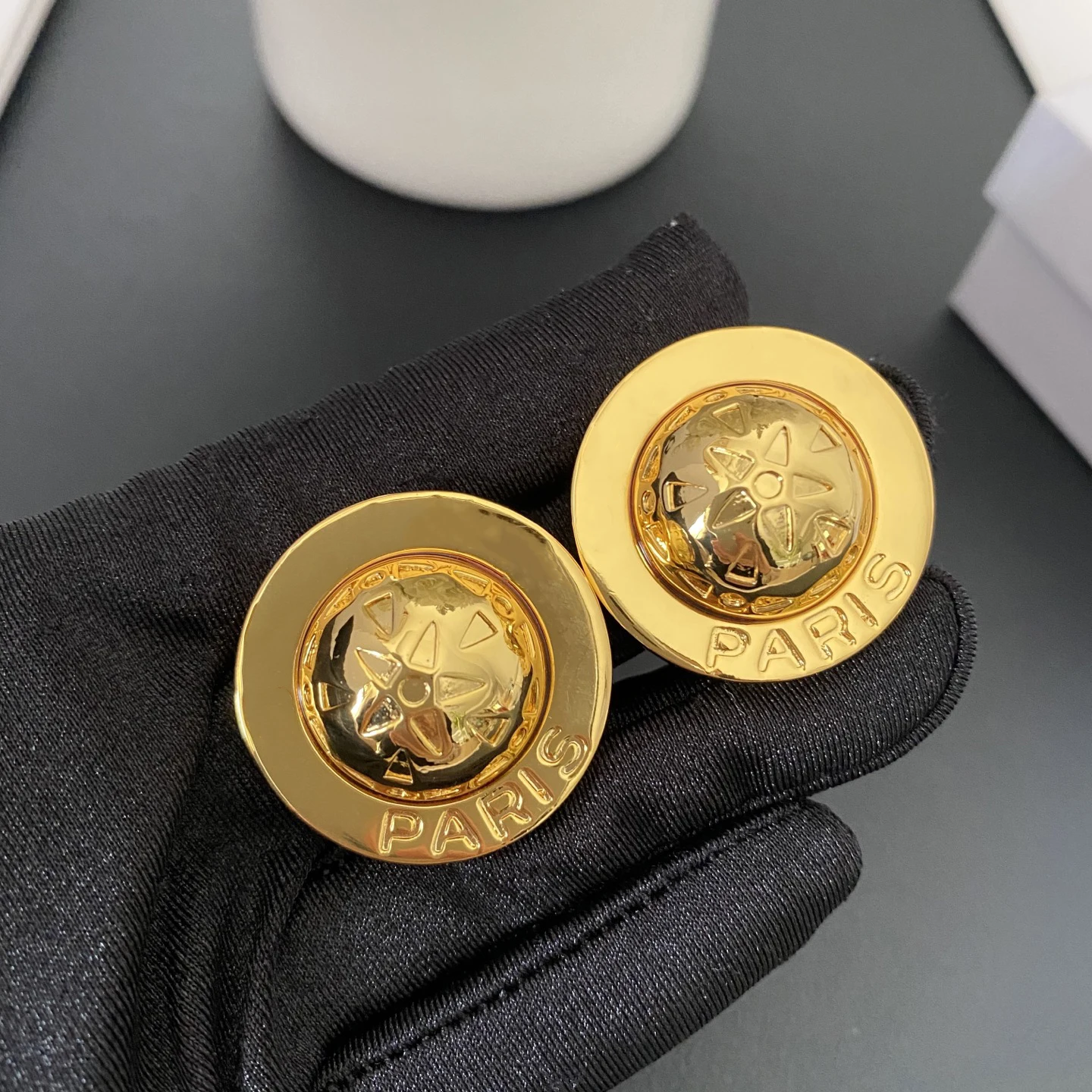 

Europe American Vintage Brass Plated Gold Classic Letter Round Earrings Ear Clip Woman Top Quality Designer Jewelry