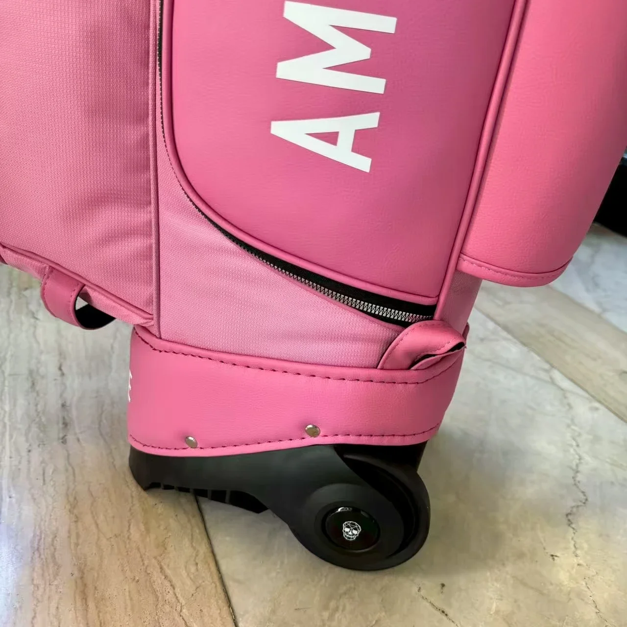 حقيبة حامل جولف وردي 2025 للنساء، حقيبة نادي جولف خفيفة الوزن للسيدات، حقيبة كرة عصرية للمعدات الرياضية بعجلات