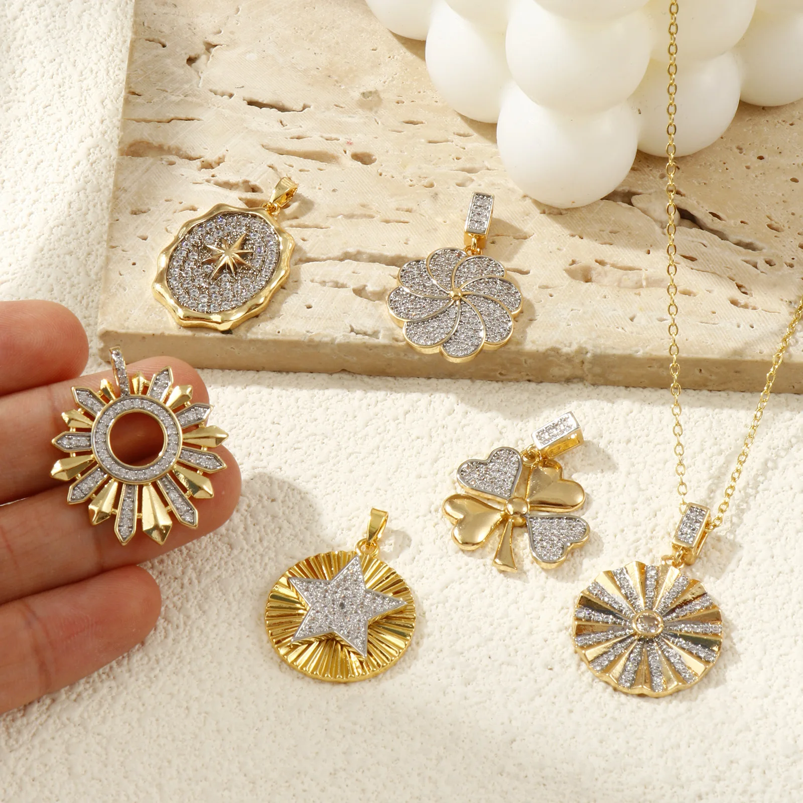 1 Stück Messing-Charms, 18 Karat vergoldet, zweifarbig, Sonnenblume, runder Stern, klarer Zirkonia, Anhänger für DIY-Halsketten-Schmuckherstellung