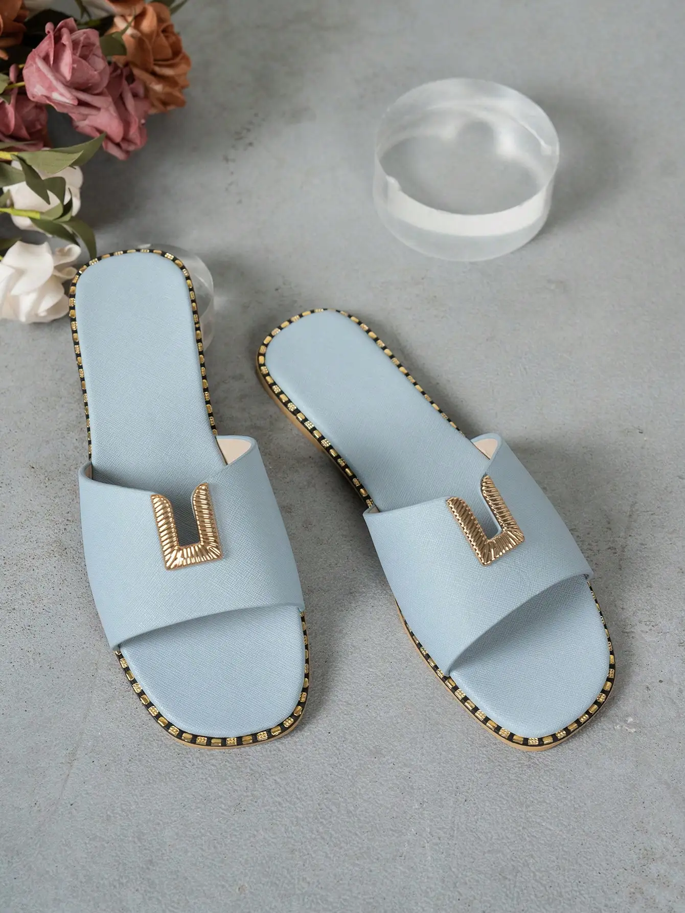 Sandalias Planas Negras: Parte Superior de PU Suave y Cómoda, Punta Cuadrada, Diseño sin Cordones, Antideslizantes, Ideales para Verano, Playa, Vacaciones. Sandalias Retro con Hebilla de Plástico: Estilo Vintage 'Goddess', Hebilla Decorativa de Plástico, Cómodas para Usar en Casa
