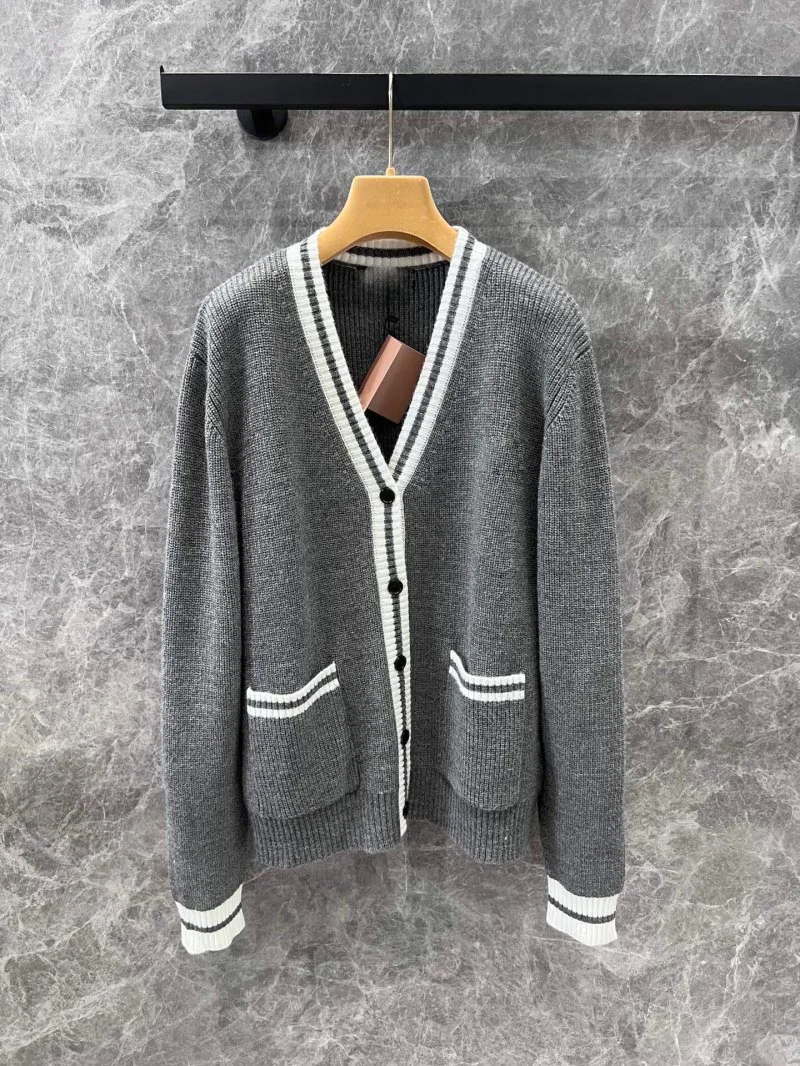 2024 Autumn/Winter New Women's Sweater Fashionable and Exquisite Knitted Wool Cardigan Casual V-neck Contrasting Outer Coat Top