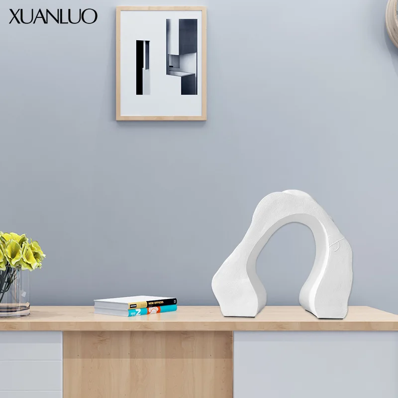 Nordic-style abstract resin ornament Modern geometric architectural design Hotel show flat creative soft furnishings