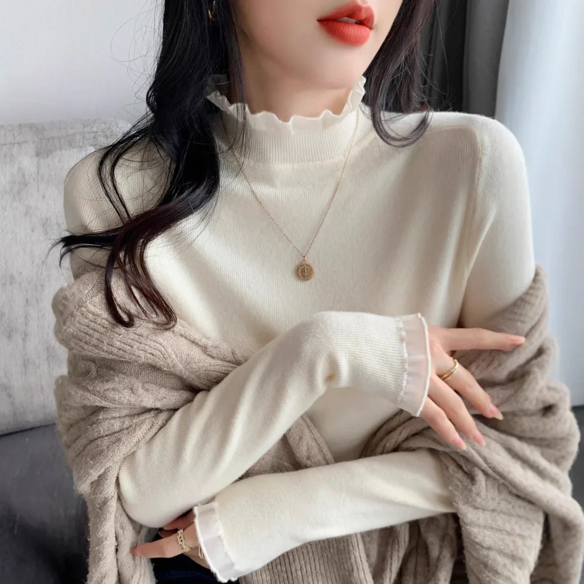 ربيع الخريف الشتاء تصميم المرأة محبوك قميص طويل الأكمام قاعدة نصف الياقة العالية ملابس داخلية الدانتيل تقليم سترة بيضاء #4