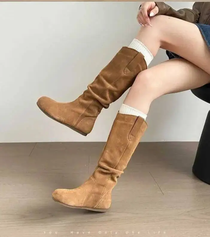 أحذية نسائية بكعب منخفض من جلد الغزال للركبة لعام 2025 أحذية نسائية بطيات على الموضة #2