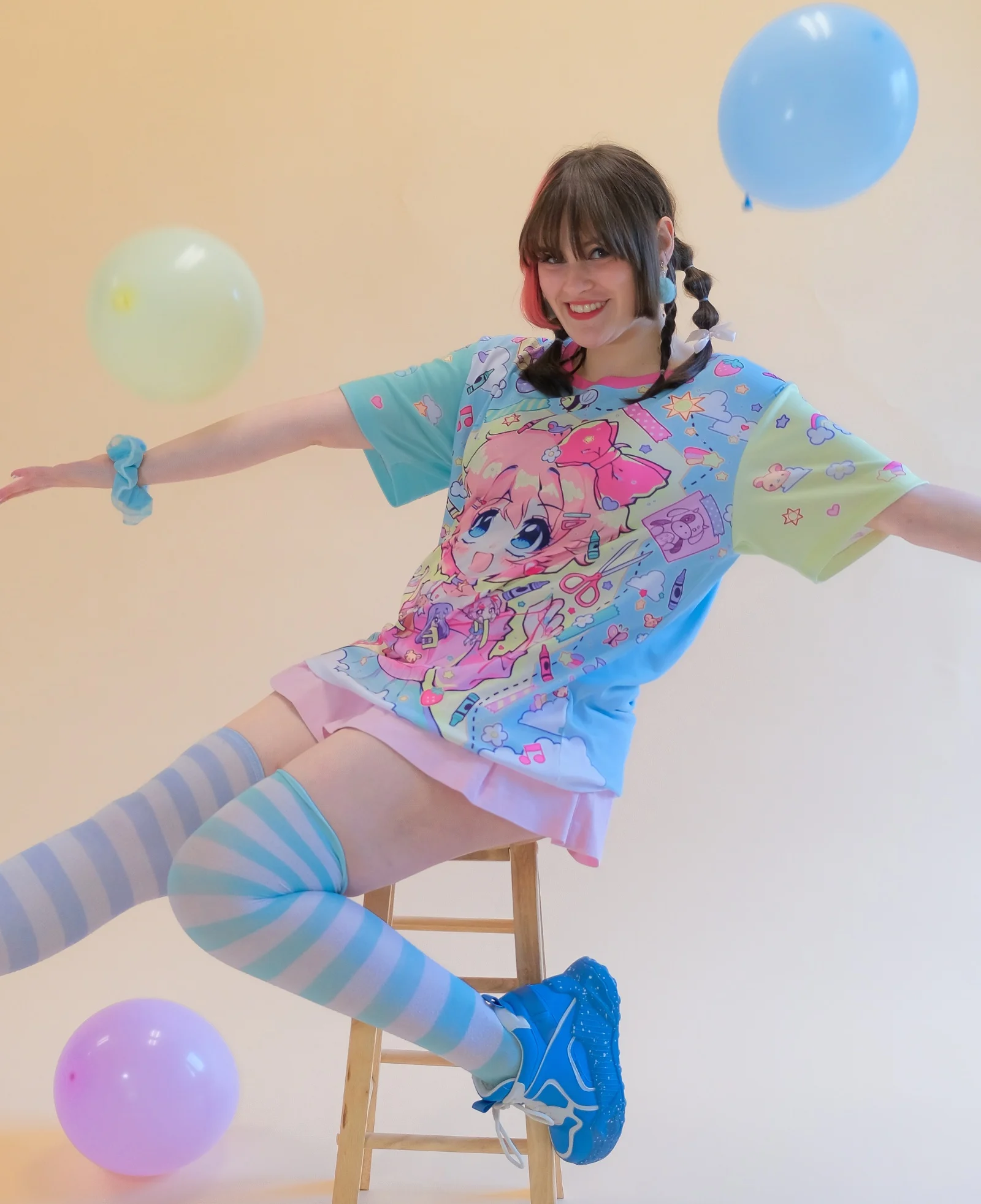 Harajuku Y2K Rosa Schleife Anime-Mädchen T-Shirt mit Vollflächendruck, Waschband, Schere, Stift, Puppe, Asymmetrischer Kontrast-Ärmel für Erwachsene und Kinder – Detail 7