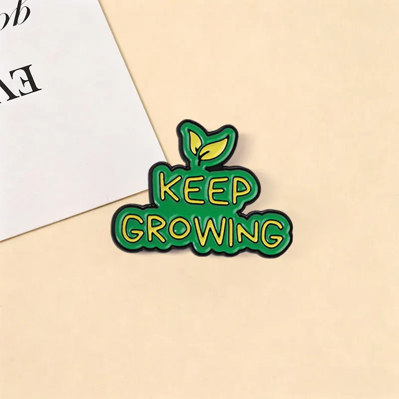 Inspirierendes Emaille-Abzeichen „Keep Growing“ mit Blattmotiv und motivierendem Zitat – Anstecknadel, Brosche, Schmuckgeschenk für diejenigen, die nach Selbstentwicklung streben. – Detail 7