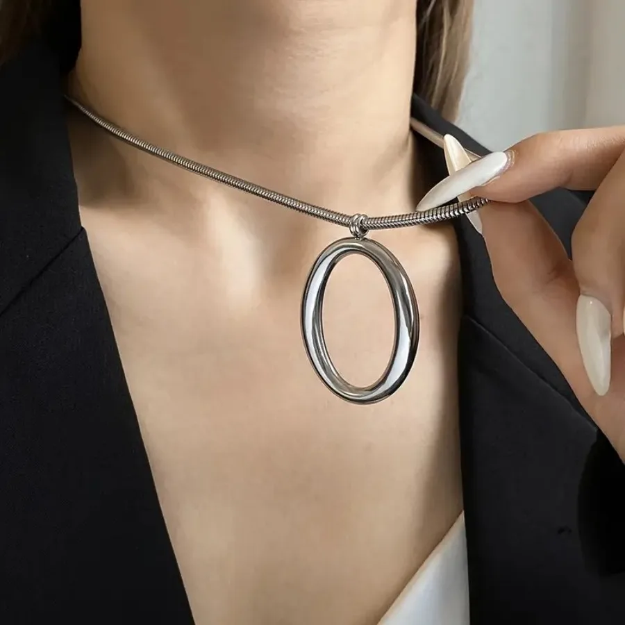 Minimalistisches Edelstahl-Halsketten- und Ohrring-Set mit Hohlmuster, 18K vergoldet, wasserdicht, Schmuckgeschenk für Frauen – Detail 3