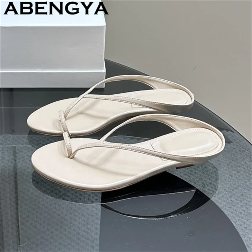 

Новые летние шлепанцы и сандалии 2025 года для женщин (размеры 35-45), повседневная пляжная обувь с круглым носком, классические модные мюли для мужчин