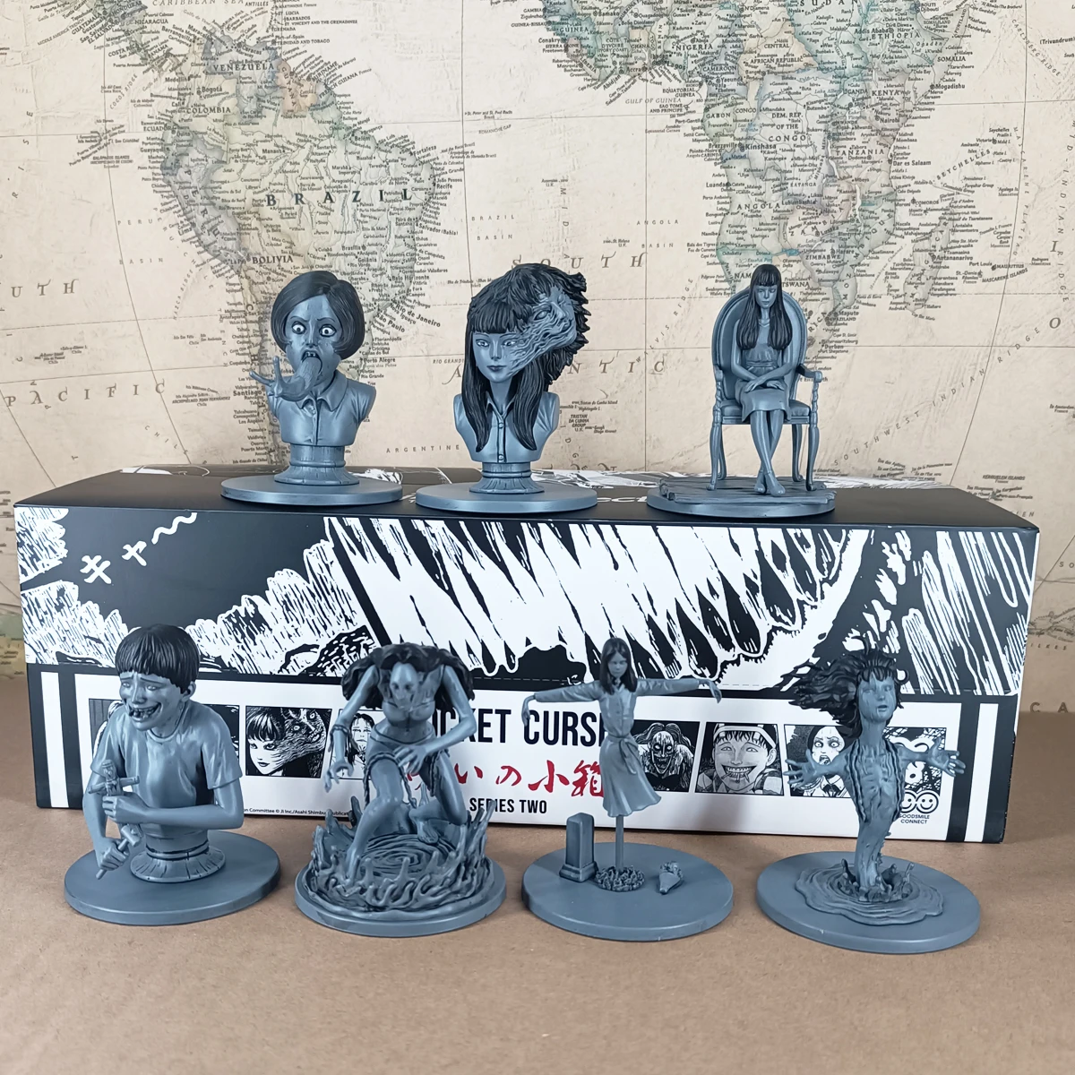 8 teile/satz (7 + 1) Horror Comic Junji Ito Tomie Slug Mädchen Scarecrow Pocket Curse Abbildung Modell Original Sammlung Blind Box