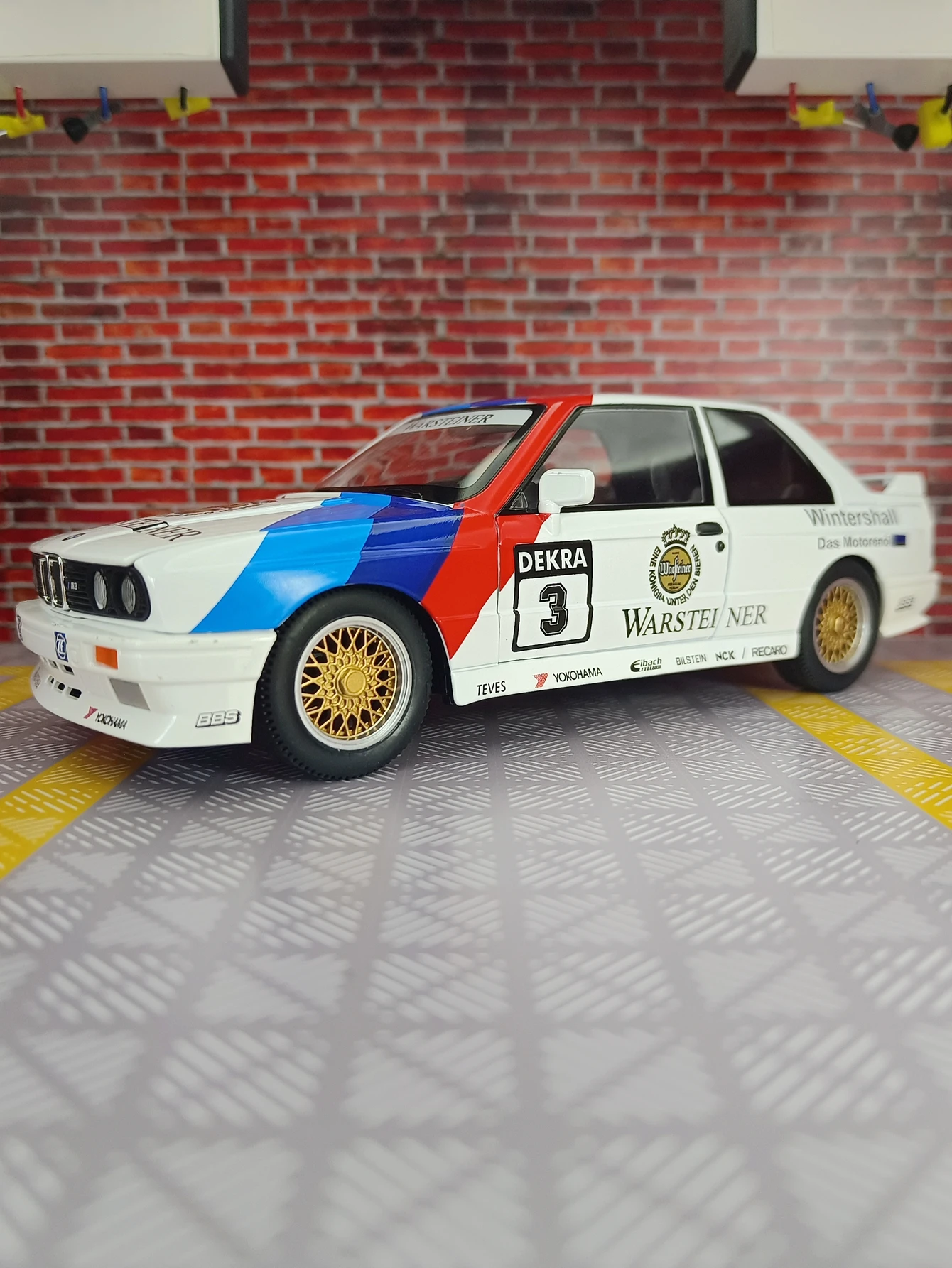 1:24 BMW M3E30 1988 DTM Super Car Legierungsmodell Sound und Licht Pull-Back Kinderspielzeugauto Geschenk feine Verarbeitung gute Qualität