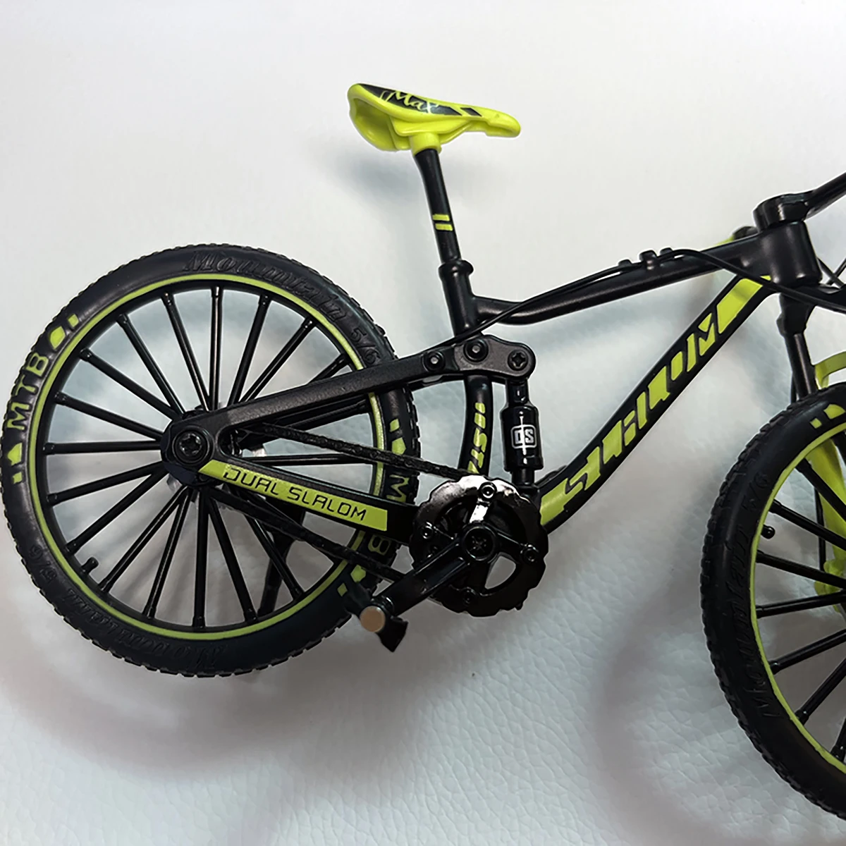 1:10 Mini Model Alloy Biycle Diecast Dekoracja dla dorosłych Mountain Finger Racing Zielony rower Kolekcja Prezenty Zabawki dla chłopców 14+