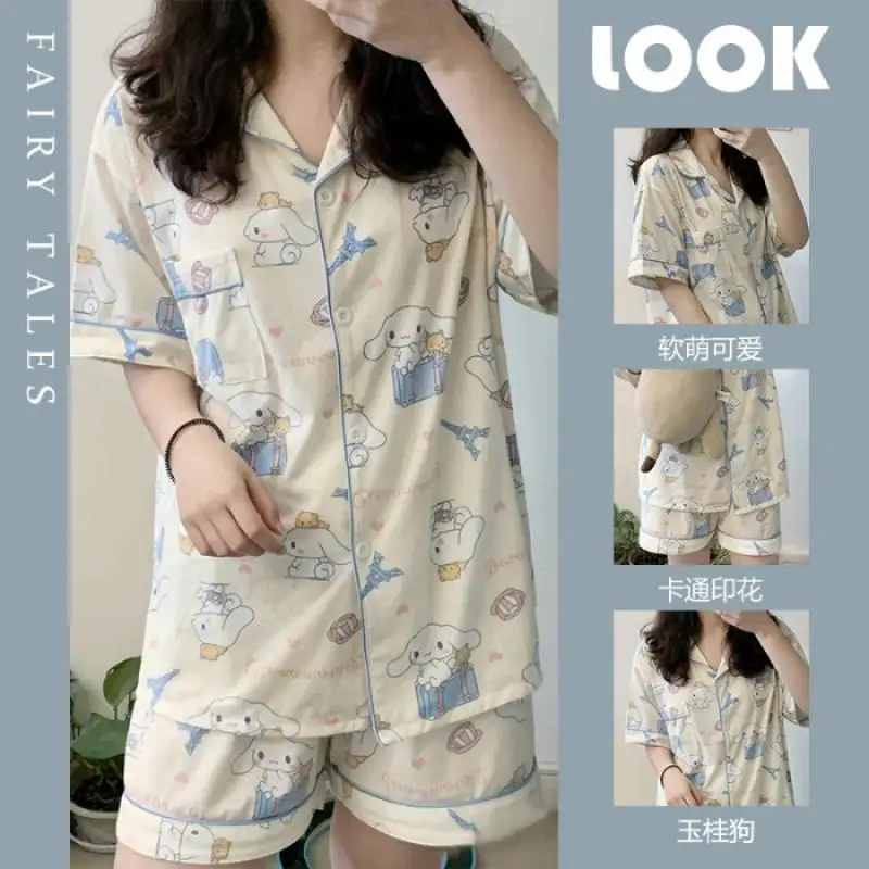 ชุดนอนซินนามอโรลลายซานริโอ้สุดน่ารักสำหรับผู้หญิง อนิเมะคุโรมิ กางเกงขาสั้นแขนสั้นฤดูร้อน ชุดลำลองน่ารักสไตล์เฮลโลคิตตี้ เนื้อผ้านุ่มสบาย