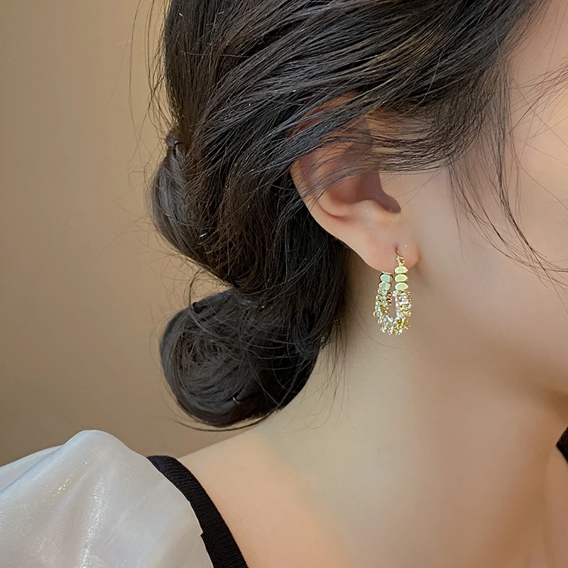 Neujahrsdesign: Geometrische, unregelmäßige Micro-Set-Zirkon-Metallohrringe, luxuriöse Ohraccessoires für Frauen im Jahr 2025, Modeschmuck – Detail 9