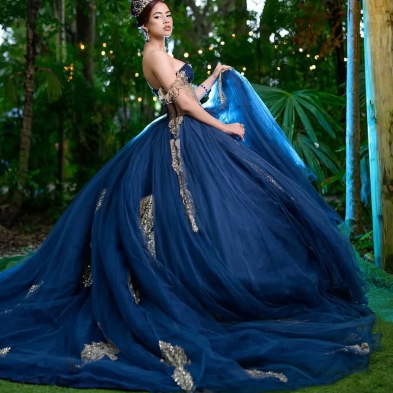Maßgeschneiderte blaue Quinceanera-Kleider aus der Schulter, goldene Pailletten-Applikation, Kristallspitze, langer Schwanz, Vestido De 15 Quinceanera