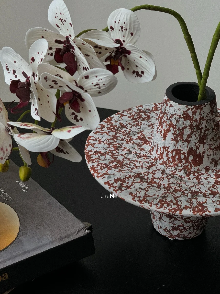 

Декоративная ваза для цветов в деревенском стиле, красная, в форме диска, ретро, для отелей и домашнего декора, для искусственных цветов, необычный дизайн, бесшумная, элегантная.