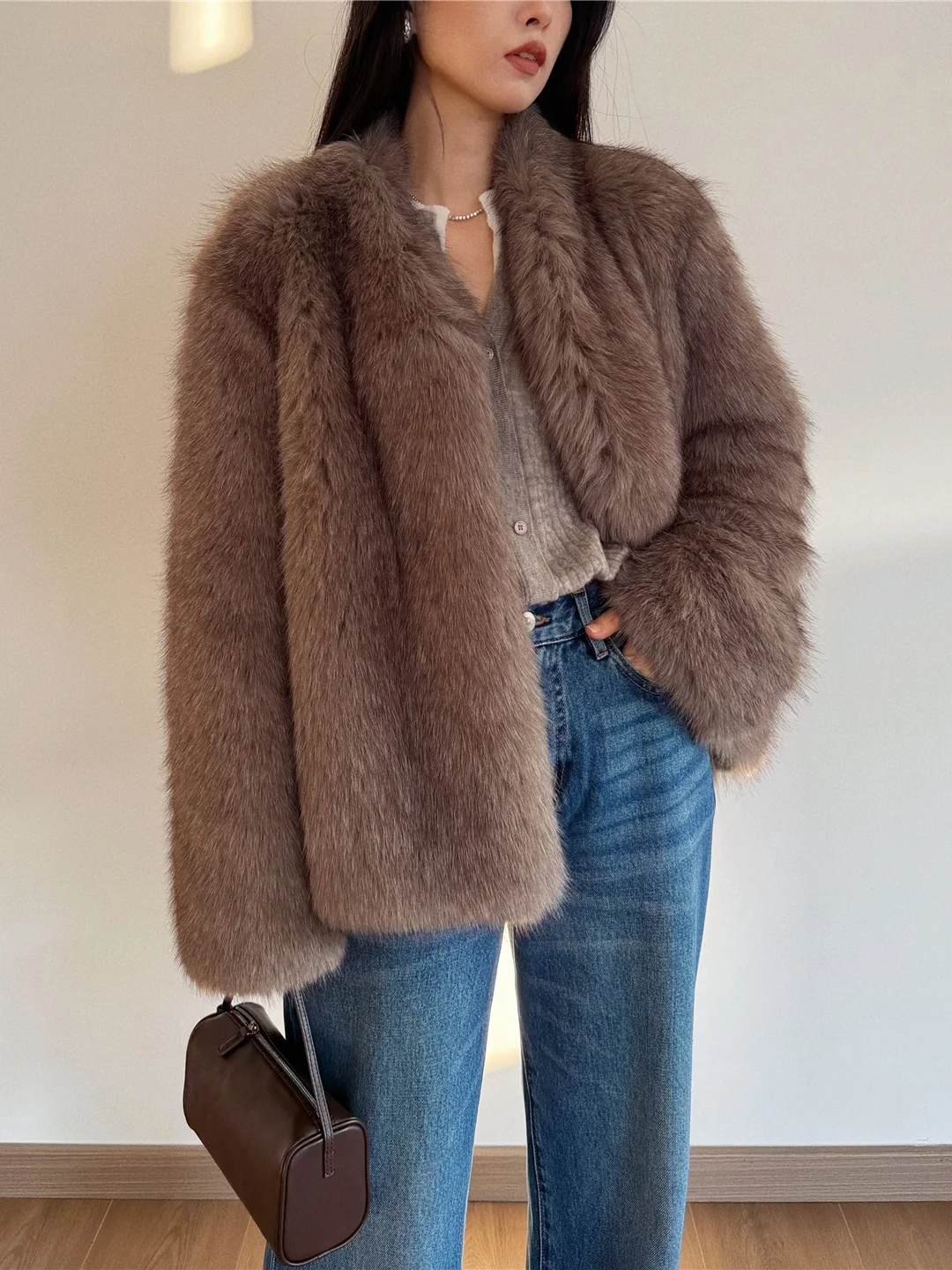 

Зимнее теплое классическое простое пальто с V-образным вырезом из экологичного меха для женщин, модная верхняя одежда, подходит для молодежи и женщин среднего возраста.