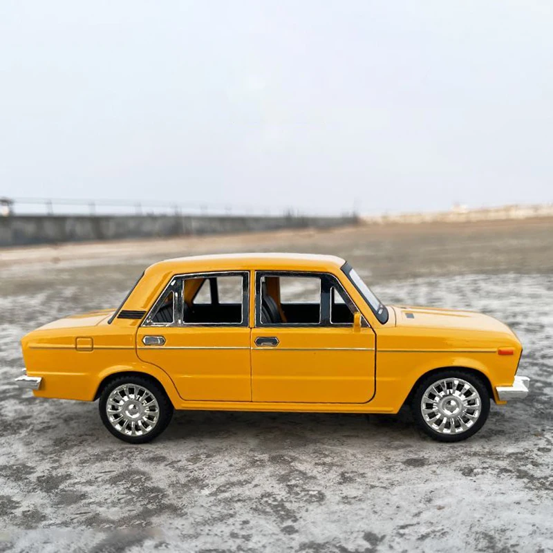 1:18 LADA 2106 Alloy Die Cast Toy Car Model Sound and Light Children\'s Toy Collectibles Birthday gift