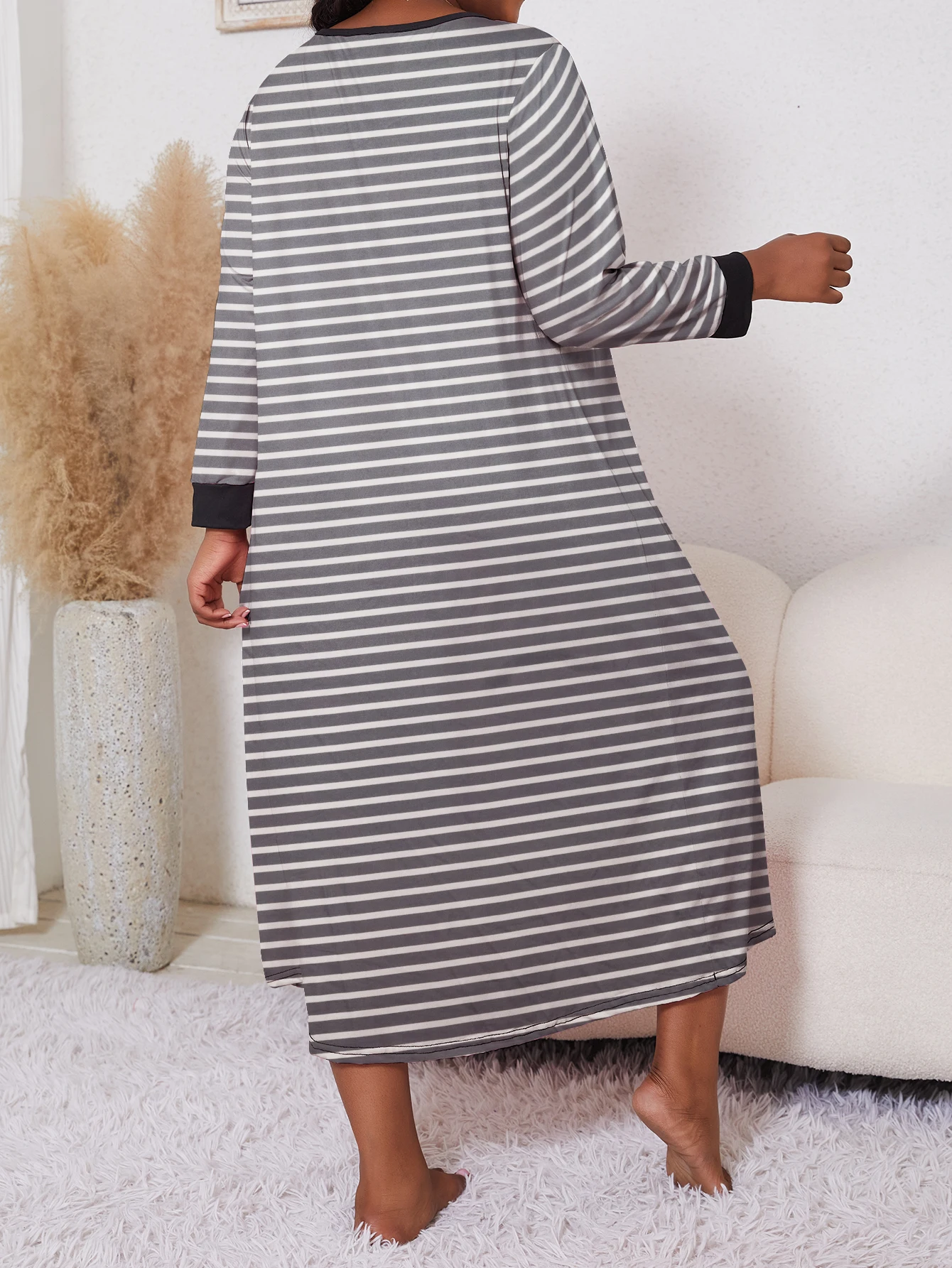 Large size women\'s pajamas home clothing autumn comfortable long sleeved black and white striped V-neck pajama skirt