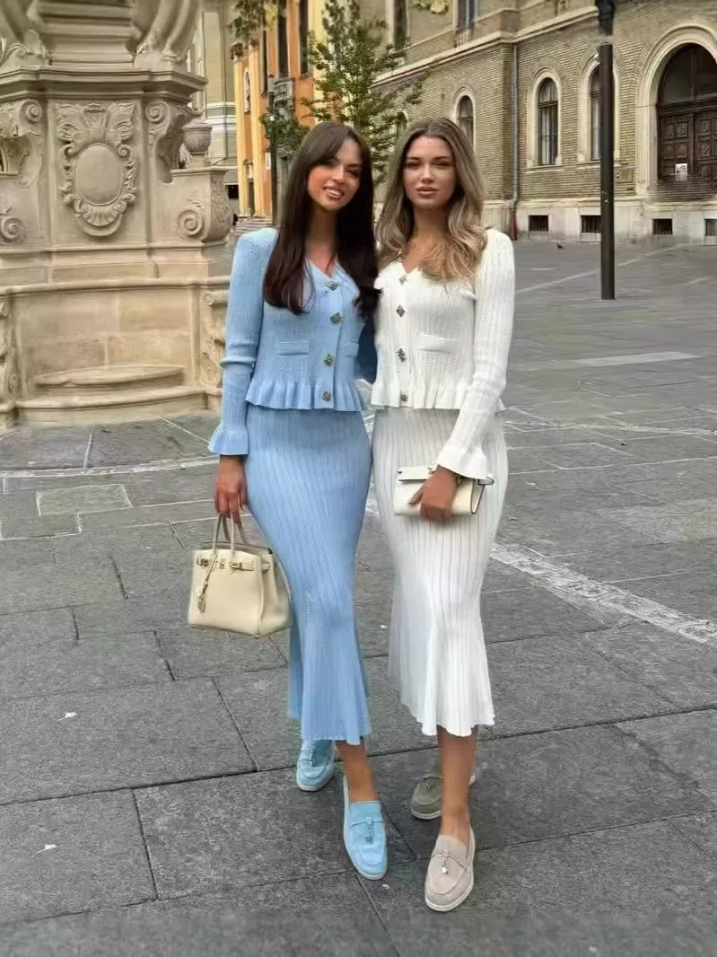 

Элегантный и изысканный комплект из двух предметов: вязаный топ с рукавами-крылышками и юбка-русалка. Высококачественный женский вязаный костюм для весны/осени.