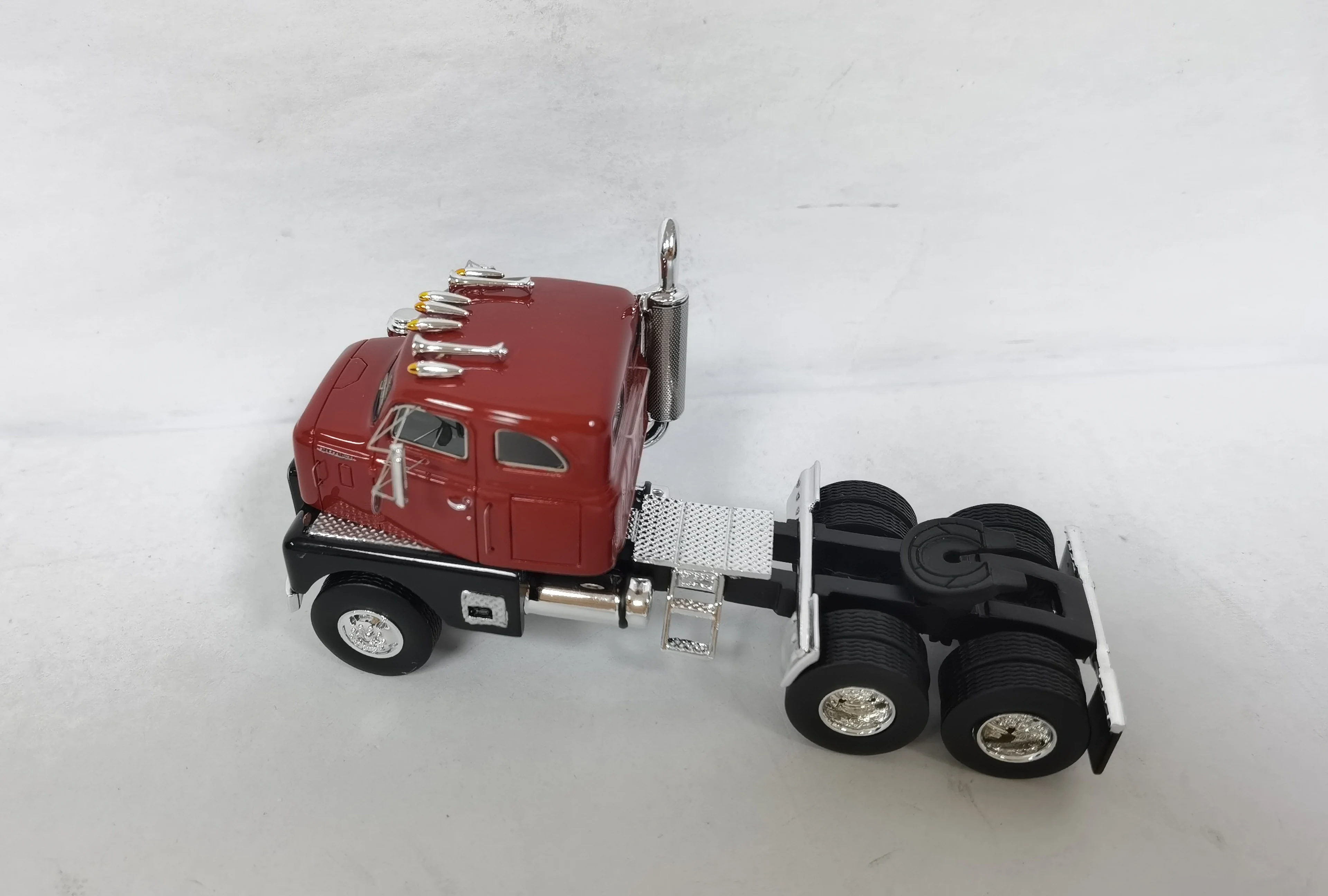 Tracteur international de qualité supérieure en résine, étagère supérieure, échelle 1/64, pour cadeau de collection, rouge