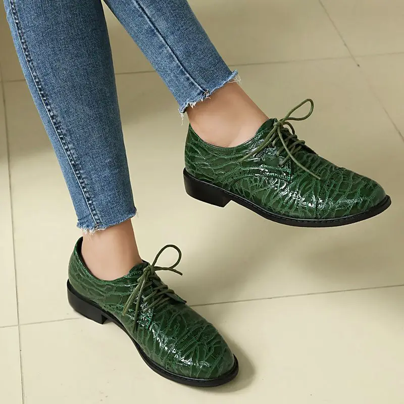 REAVE CAT الأخضر لامعة الإناث مضخات جولة تو الشقق كعب الدانتيل يصل تمديد حجم 41 42 43 الترفيه اليومي اليدوية الأحذية للنساء #4